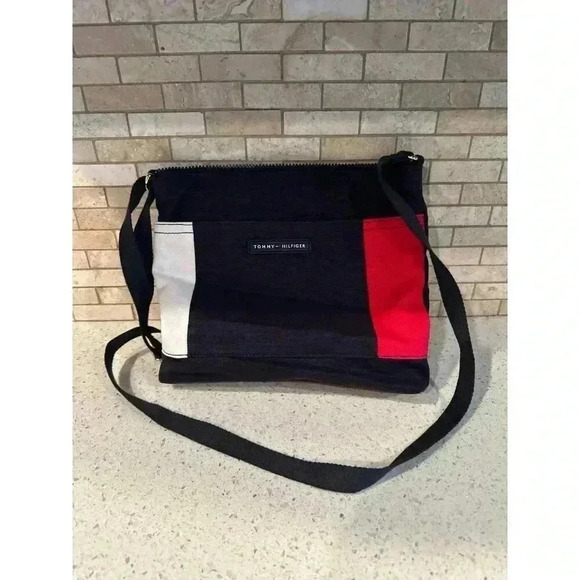 Tommy Hilfiger. The Flag Crossbody g6 - Picture 1 of 3